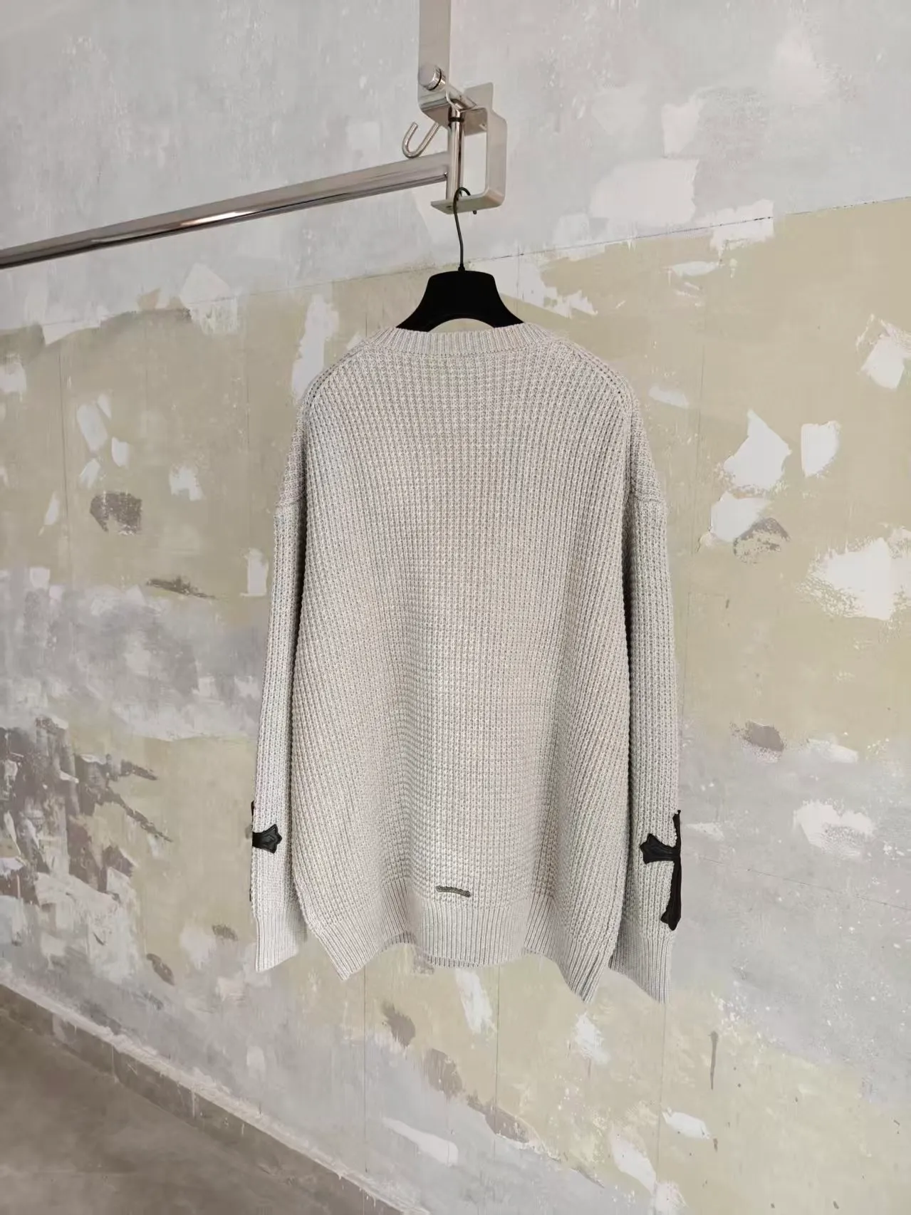 P550 Chrome Hearts cashmere waffle sweater. The main fabric is made of custom-woven and dyed cashmere and mulberry silk blended yarn. The whole dress takes nearly 200 minutes. The Chrome Hearts cross leather on both sides of the sleeves is genuine sheepskin. Hardware. The cross sheepskin is sewn by hand. The labor cost is extremely high. The back hardware accessories are molded and made to order. They are aged and oxidized. Size S M L